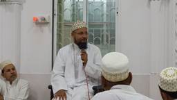 Ra's ul Hudood saheb delivering bayaan before maghrib namaaz in Taiyebi Masjid